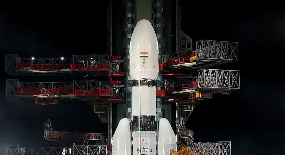 The payload fairing and upper stage of ISRO&rsquo;s LVM3-M6 on the pad at Sriharikota.